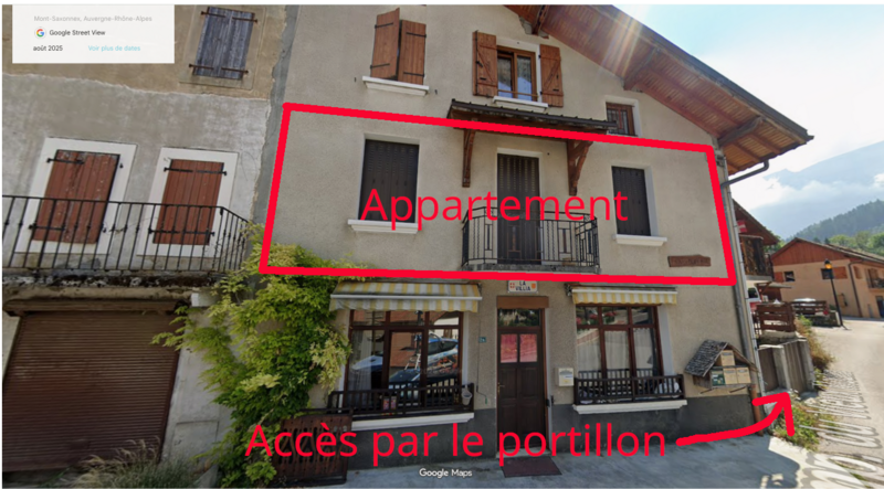 Façade de l'immeuble — accès par le portillon