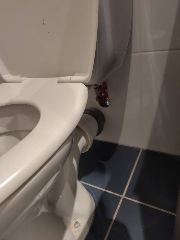 Emplacement de la vanne, sous les toilettes